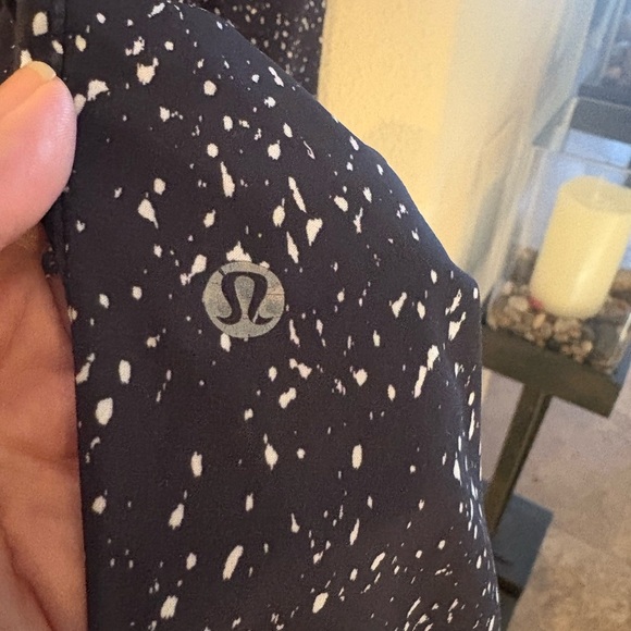 LULULEMON Women &go City Jogger Butterfly Black White Texture Pants Size 2-4 - Picture 6 of 6